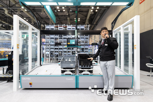 오지석 엑소텍 한국지사장이 31일 물류산업대전에서 3차원 물류 로봇 '스카이팟(Skypod)' 데모를 시연하며, 로봇 솔루션 기반 물류 자동화 운영 방식을 소개하고 있다.