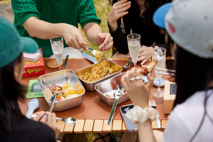 배달의민족이 지난해 6월 환경의날을 맞아 서울 여의도 한강공원에서 다회용기 피크닉 행사를 진행했다. 〈자료 우아한형제들〉