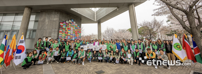 영남대학교 박정희새마을대학원에 재학중인 외국인 유학생들이 기념촬영하고 있다.