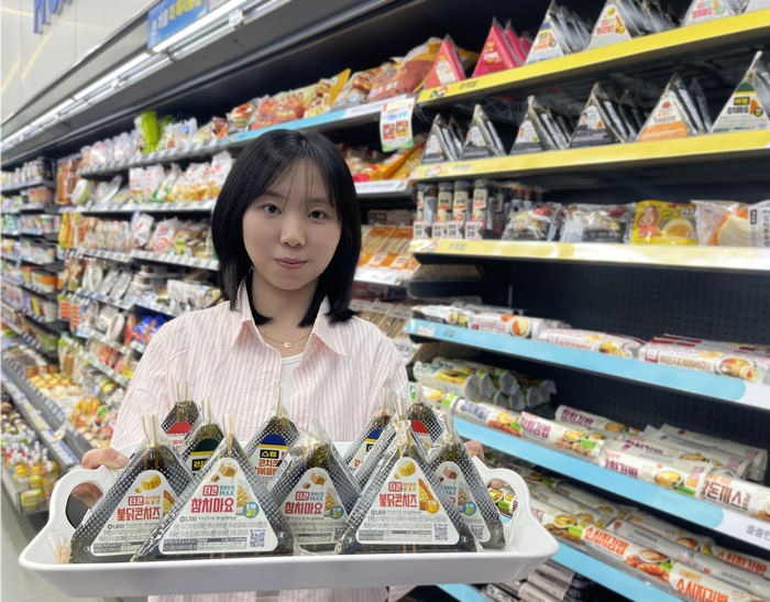 GS리테일은 편의점 GS25가 삼각김밥 '풀체인지 리뉴얼'을 추진한다고 31일 밝혔다.