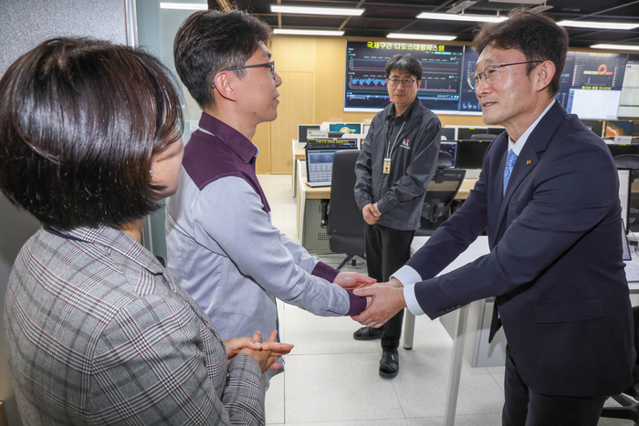 박윤영 KT 대표가 네트워크·보안 현장에서 근무하는 직원들을 격려하고 있다.