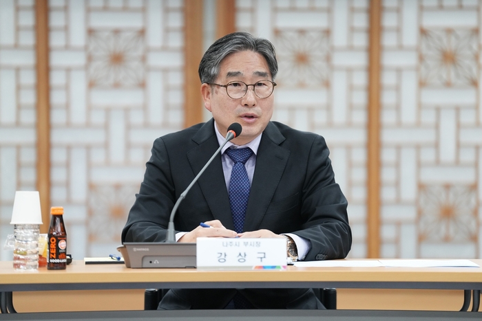 강상구 나주시장 권한대행이 인공태양 연구시설 부지 조성과 관련한 행정절차의 차질 없는 추진을 당부하고 있다.