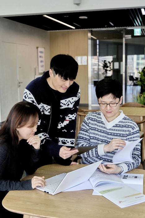 백서 연구 및 집필에 참여한 SKT 구성원들의 모습.