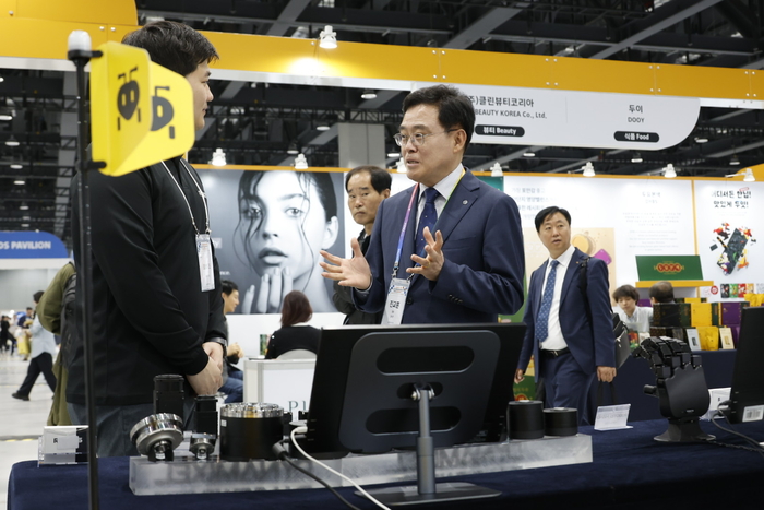 진교훈 강서구청장이 31일 코엑스마곡에서 개발한 '2026 한국 비즈니스 엑스포 강서' 현장을 둘러보고 있다. (강서구 제공)