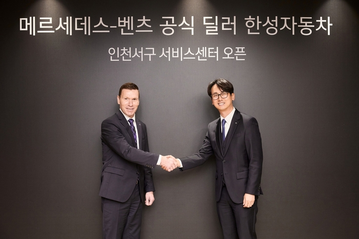 마티아스 바이틀 메르세데스-벤츠코리아 대표(왼쪽)와 김마르코 한성자동차 대표