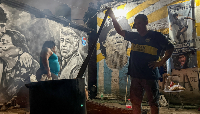 아르헨티나 축구 전설 디에고 마라도나 옛 자택 앞에 마련된 무료 급식소. 사진=로이터 연합뉴스