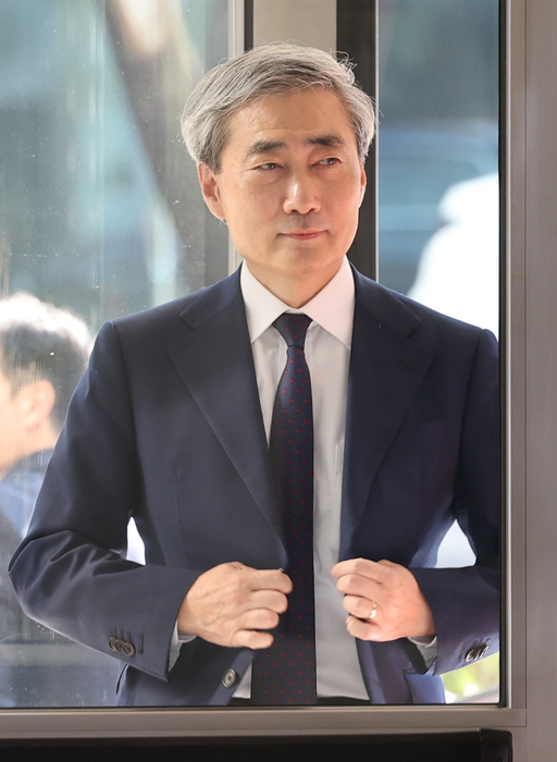 신현송 한국은행 총재 후보자가 31일 서울 중구 한화금융플라자에 마련된 인사청문회 준비 사무실로 출근하고 있다. [사진= 연합뉴스 제공]