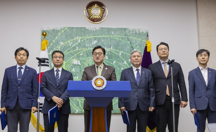 우원식 국회의장과 국회 내 정당 원내대표들이 31일 국회에서 개헌 추진 관련 기자회견을 하고 있다. 연합뉴스