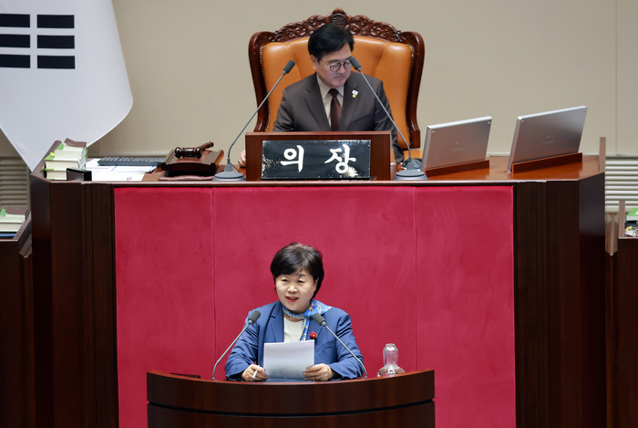 31일 국회에서 열린 3월 임시국회 제3차 본회의에서 법제사법위원장으로 선출된 더불어민주당 서영교 의원이 당선 인사하고 있다. 연합뉴스