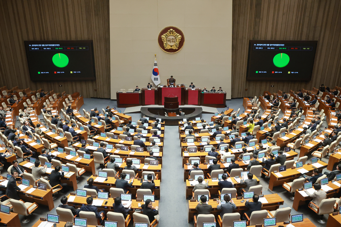 31일 국회에서 열린 3월 임시국회 제3차 본회의에서 공휴일에 관한 법률 일부개정법률안(대안)이 통과되고 있다. 연합뉴스
