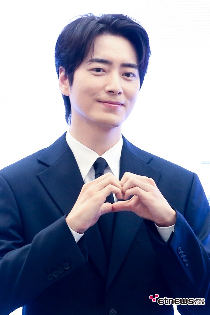 [ET포토] 이준혁, '힐링 하트'