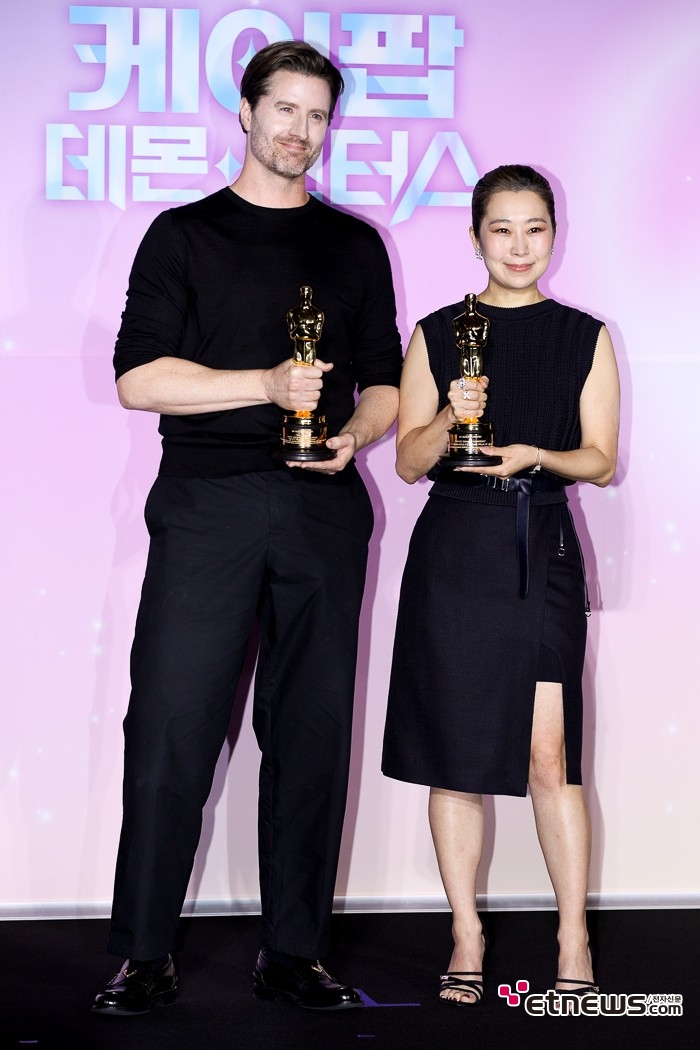 [ET포토] 크리스 아펠한스-메기 강, '빛나는 오스카상을 2개 들고'