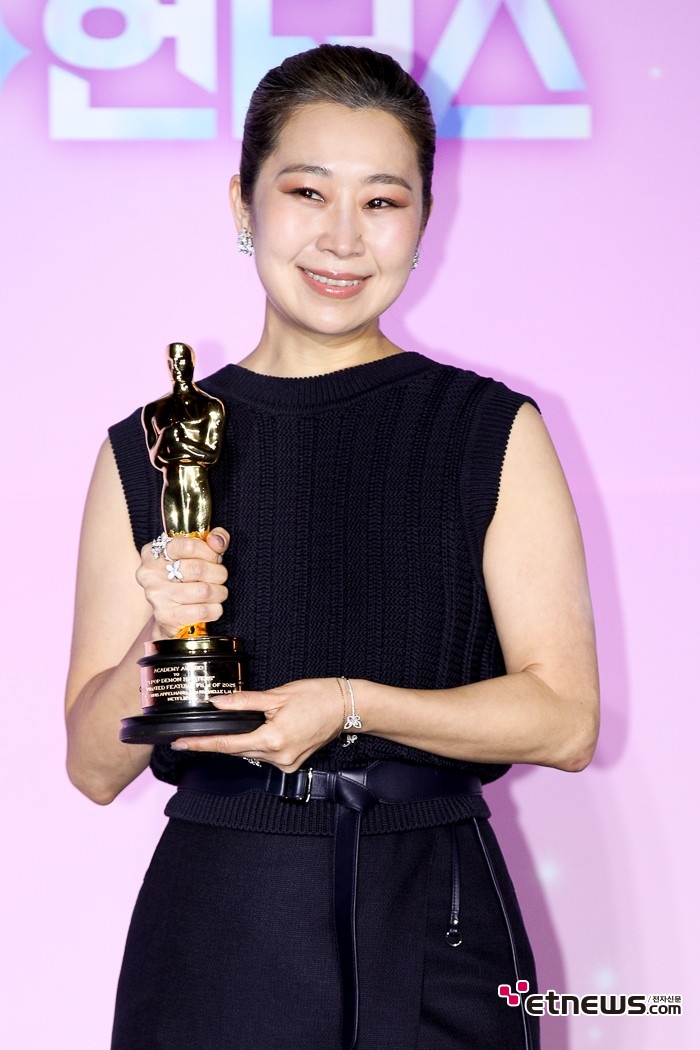 [ET포토] 메게 강, '오스카 들고 환한 미소'