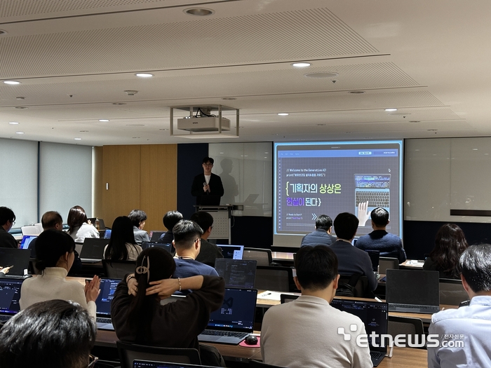 지난 3월 12일 기업은행 본점에서 AI&TECH센터 직원이 본점 직원들을 대상으로 바이브코딩 강의를 진행하고 있다. [사진= 기업은행 제공]
