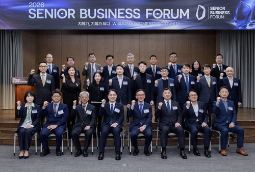 31일 서울 중구 은행연합회에서 개최된 시니어 비즈니스 포럼 정기총회에서 천상영 신한라이프 천상영 사장(첫째줄 왼쪽 네번째)과 우석문 신한라이프케어 대표(첫째줄 왼쪽 다섯번째)를 비롯한 참석자들이 기념 촬영을 하고 있다.(사진=신한라이프)
