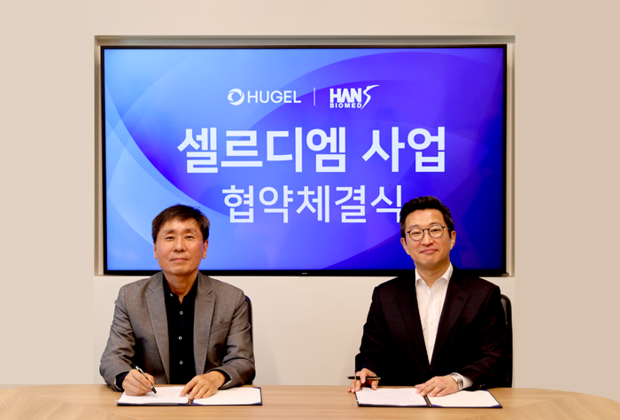 김근영 한스바이오메드 대표(왼쪽)와 장두현 휴젤 대표가 1일 서울 강남구 휴젤 서울사무소에서 열린 '셀르디엠 사업 협약 체결식'에서 기념촬영했다.(사진=휴젤)