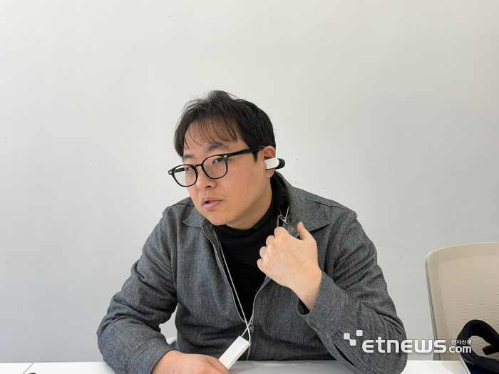 정지훈 뉴로그린 대표가 혈관성 치매 치료를 위한 전자약 '새로그린'을 시연했다.