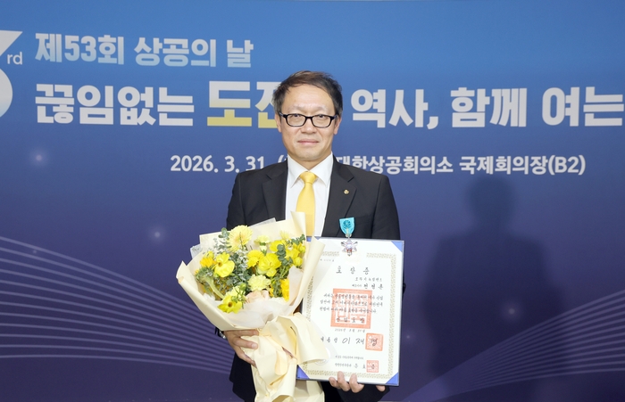 전정훈 오뚜기 뉴질랜드 대표이사가 대통령 표창을 받은 뒤 기념사진을 찍고 있다.