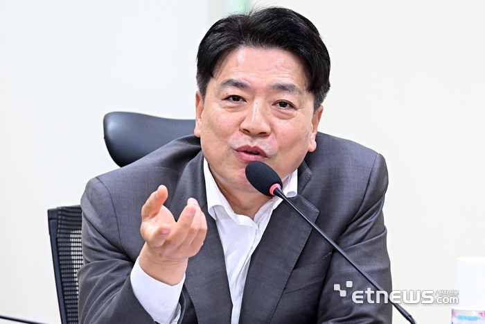  국방 혁신과 생명 윤리'를 주제로 1일 서울 여의도 국회 의원회관에서 열렸다. 부승찬 더불어민주당 의원이 개회사를 하고 있다. 이동근기자 foto@etnews.com