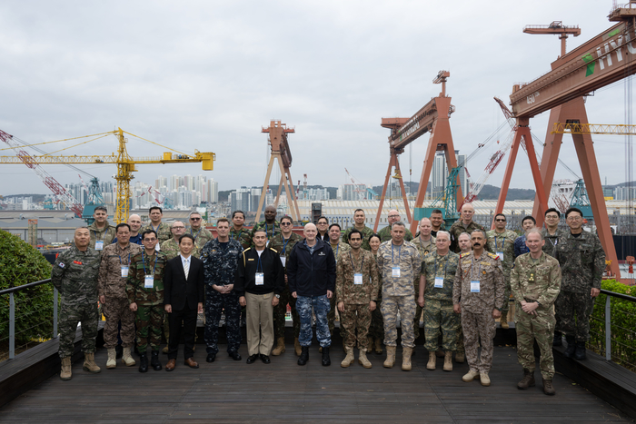 25개국에서 온 30명의 주한 무관단 일행이 HD현대중공업을 방문해 최고 수준의 함정 건조 역량을 확인했다. HD현대