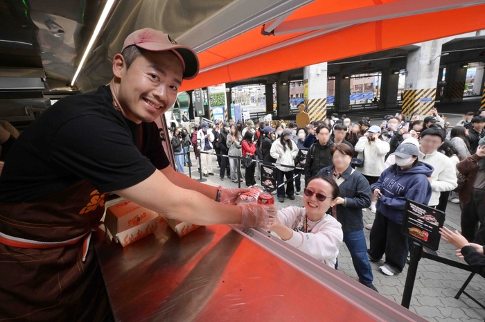 [포토] 버거킹, 유용욱 셰프와 '게릴라 와퍼트럭' 운영… 신제품 깜짝 선공개