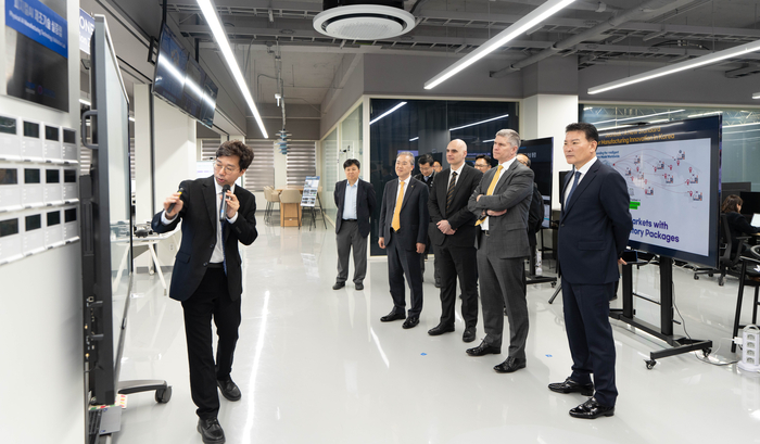 보잉코리아 윌 셰이퍼 사장(오른쪽 2번째)이 전북대 피지컬AI 실증랩에 대해 설명을 듣고 있다.