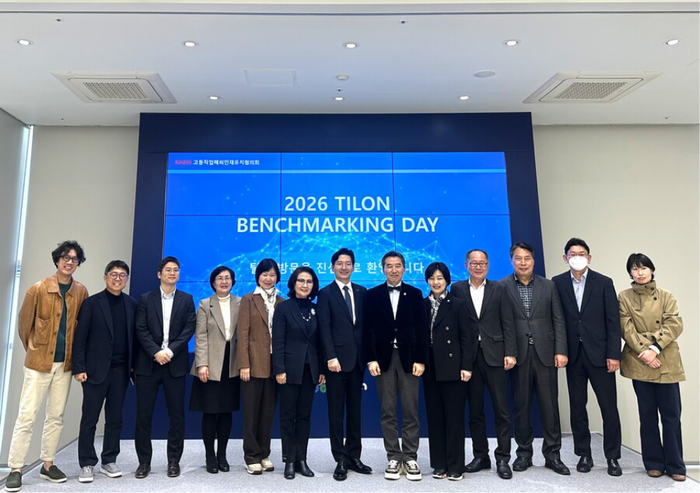 전문대학 총장단이 틸론 본사를 방문해 AI 인프라 구축 전략을 벤치마킹하고 기념촬영을 했다.