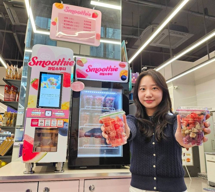 CU는 즉석 과일 스무디 음료 '리얼 스무디' 매출 호조에 힘입어 전국 매장으로 확대한다고 1일 밝혔다.