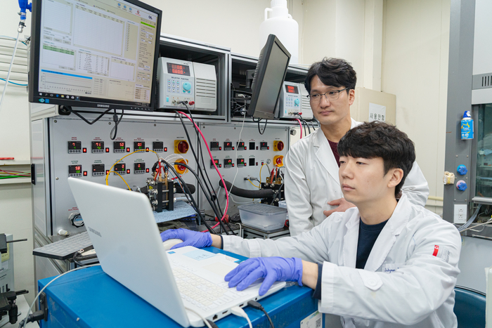 엄광섭 교수와 조진현 박사가 실험하고 있다.