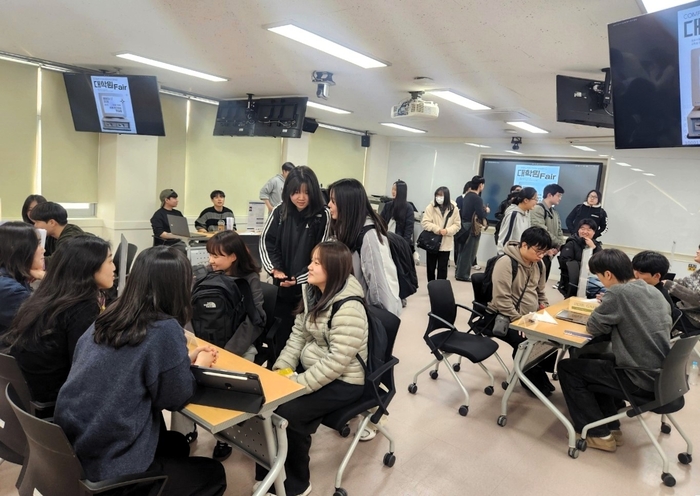 국립창원대 소프트웨어중심대학사업단이 개최한 컴퓨터공학과 대학원 페어 참여 학생들이 상담을 하고 있다.