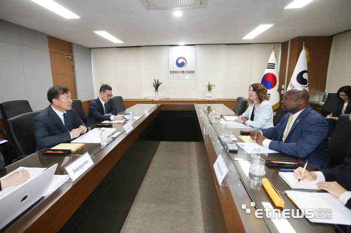 김종철 방송미디어통신위원회 위원장(왼쪽에서 첫번째)이 1일 정부과천청사에서 윌슨 화이트 구글 글로벌 공공정책 총괄 부사장(오른쪽에서 첫번째), 카라 베일리 안드로이드 생태계 전략 담당 부사장(두번째)과 면담을 갖고 있다.