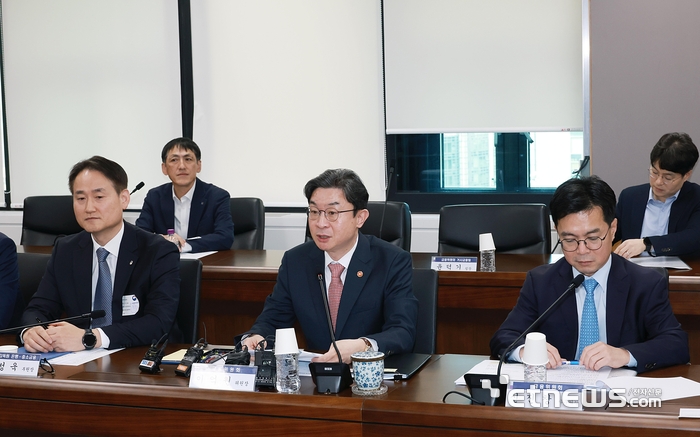 이억원 금융위원장이 1일 오전 서울 종로구 정부서울청사에서 재정경제부, 국토교통부, 행정안전부, 국세청, 한국은행, 금융감독원 등 관계기관과 업권별 협회, 5대 시중은행 등이 참석한 가운데 관계부처 합동으로 개최한 가계부채 점검회의를 개최했다. [사진= 금융위 제공]