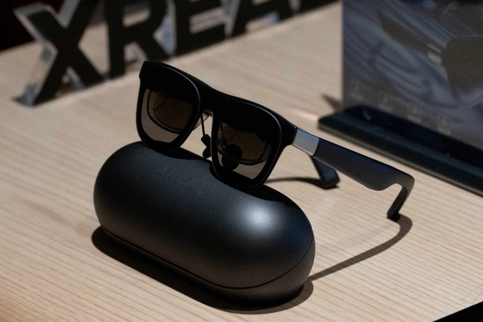 엑스리얼이 1일 한국 시장에 공식 출시한 AR 글라스 신제품 'XREAL 1S'