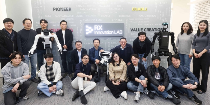 LG CNS RX 이노베이션 랩 출범식에서 임직원들이 기념사진을 촬영하고 있다. (현신균 LG CNS CEO(사장)(윗줄 오른쪽 네 번째), 이준호 스마트물류&시티사업부장(전무)(윗줄 왼쪽 다섯 번째), 박상엽 CTO(상무)(윗줄 오른쪽 세 번째), 명창국 스마트물류센터/로봇사업담당(상무)(윗줄 왼쪽 네 번째)