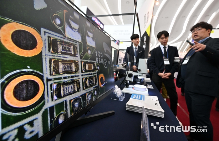 [포토] 반도체 검수 장비 보는 관람객