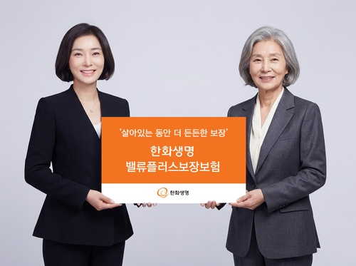 박미희 한화생명금융서비스 강남단 교대점 FP(왼쪽) 현재 모습과, 생성형AI를 활용해 구현한 30년 후 예상 모습(오른쪽).(사진=한화생명)