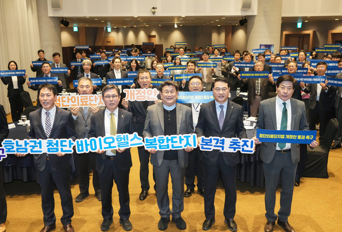 김영문 광주시 문화경제부시장이 1일 오전 서구 홀리데인광주호텔에서 열린 '호남권 첨단 바이오헬스복합단지 조성 전남·광주 컨퍼런스'에 참석해 내빈들과 퍼포먼스를 하고 있다.