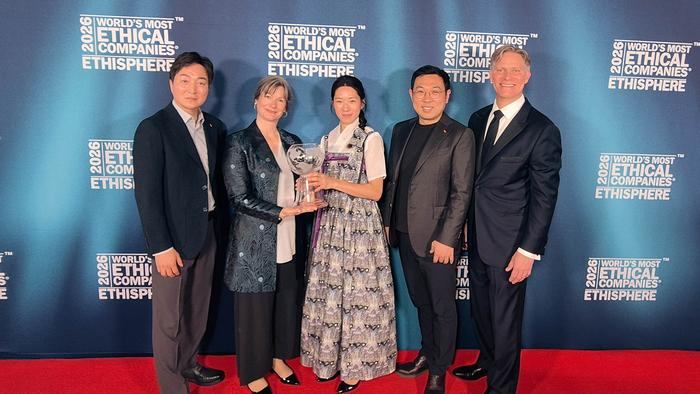 에티스피어 관계자들과 기념촬영하는 SK하이닉스 구성원들. (왼쪽부터) SK하이닉스 윤리실천 한기혁 팀장, 에티스피어 Erica Salmon Byrne 최고전략책임자 겸 이사회 의장, SK하이닉스 윤리실천 이혜미 TL, 장선재 TL, Tom Bubeck 에티스피어 CEO