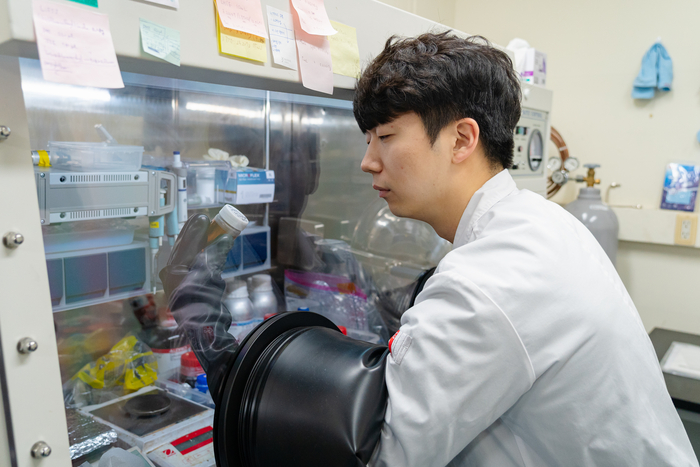 조진현 GIST 차세대에너지연구소 박사가 글로브 박스에서 3D 구조체에 고분자 코팅하는 실험을 진행하고 있다.