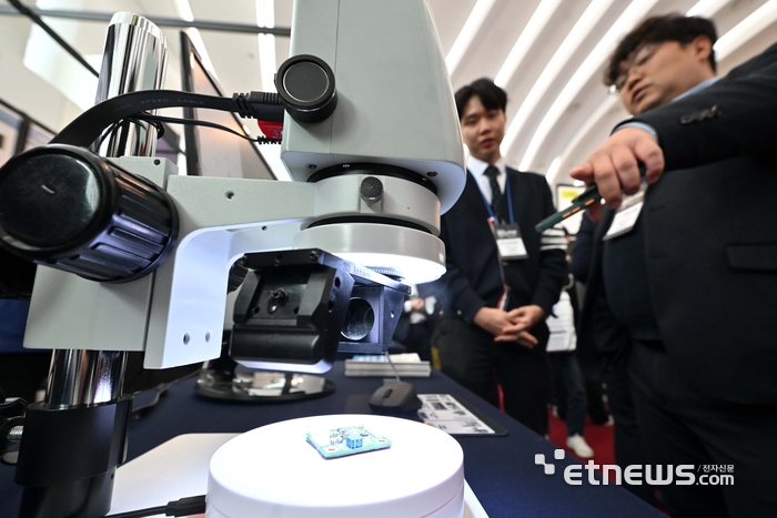 [포토] 반도체 현미경 보는 관람객