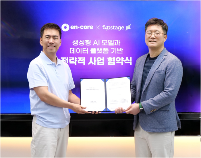 김주민 엔코아 대표(오른쪽), 권순일 업스테이지 부사장