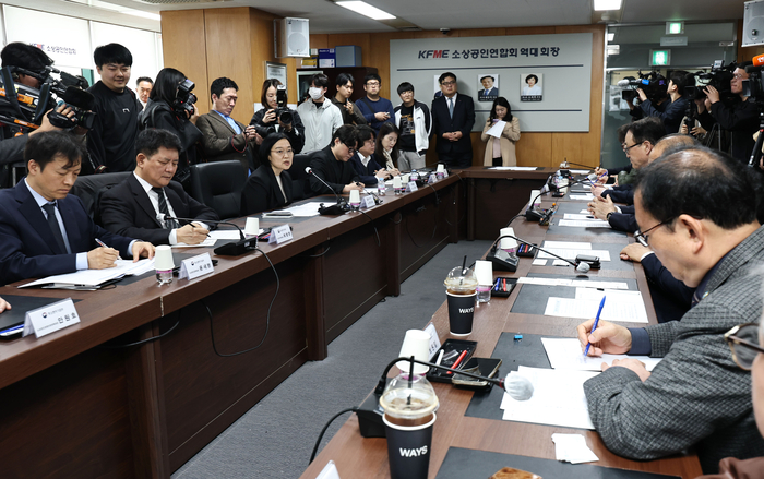 한성숙 중소벤처기업부 장관(왼쪽 세번째)이 1일 서울 영등포구 소상공인연합회에서 열린 중동전쟁 관련 소상공인 분야 영향점검회의에서 발언하고 있다.