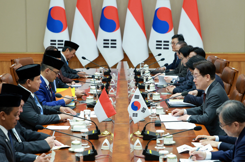 한-인니 확대 정상회담     (서울=연합뉴스) 김도훈 기자 = 이재명 대통령과 프라보워 수비안토 인도네시아 대통령이 1일 청와대에서 확대 정상회담을 하고 있다. 2026.4.1     superdoo82@yna.co.kr (끝)