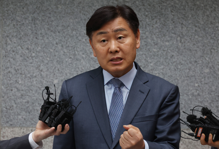 '돈 봉투 살포 의혹'에 휩싸인 김관영 전북특별자치도지사가 1일 도청에서 취재진에게 “청년들에게 대리비를 줬다가 회수했다”며 “당 윤리감찰단에 있는 그대로 소명하겠다”고 밝히고 있다. 연합뉴스