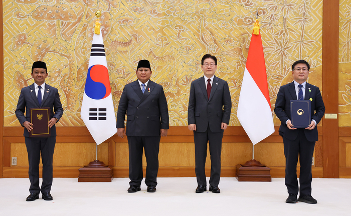 김성환 기후에너지환경부 장관과 바흘릴 라하달리아 인도네시아 에너지광물자원부 장관이 1일 청와대에서 이재명 대통령과 프라보워 수비안토 대통령이 임석한 가운데 청정에너지 협력, 탄소 포집 및 저장 분야 양해각서 문건을 교환한 뒤 기념 촬영을 하고 있다. 연합뉴스.