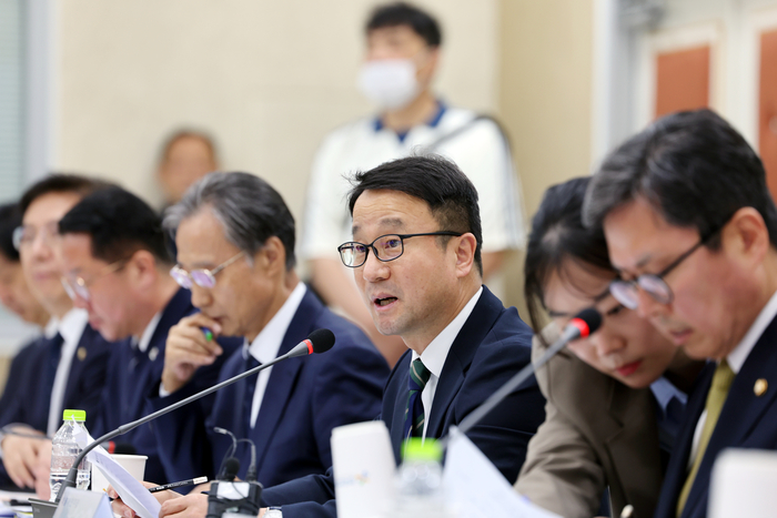 1일 오후 전남 여수혁신지원센터에서 열린 더불어민주당 중동전쟁 경제대응 특별위원회의 간담회에서 한병도 원내대표가 모두발언을 하고 있다. 연합뉴스