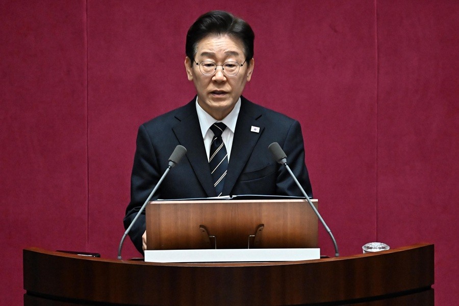 이재명 대통령이 2일 서울 여의도 국회에서 중동발 경제 위기 대응을 위한 26조 2000억 원 규모의 추가경정예산(추경)안 관련 시정연설을 하고 있다.  이동근기자 foto@etnews.com