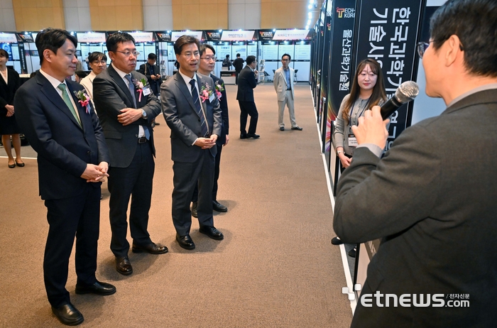 [포토] 테크비즈코리아 2026 기술 설명 듣는 주요 인사들