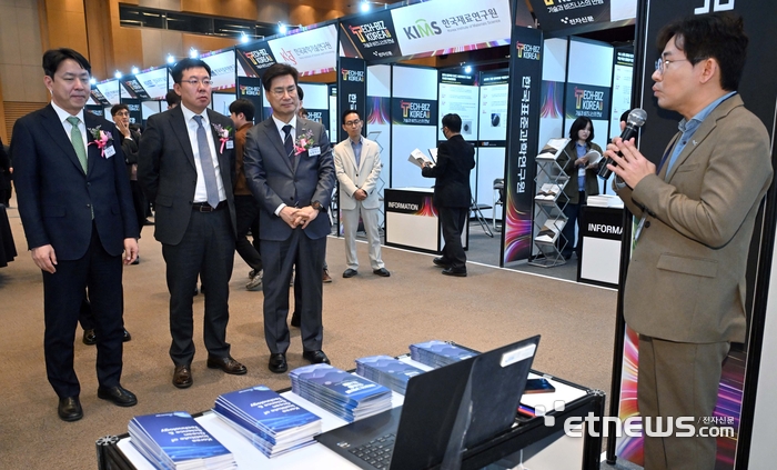 [포토] 테크비즈코리아 2026 기술 설명 듣는 주요 인사들