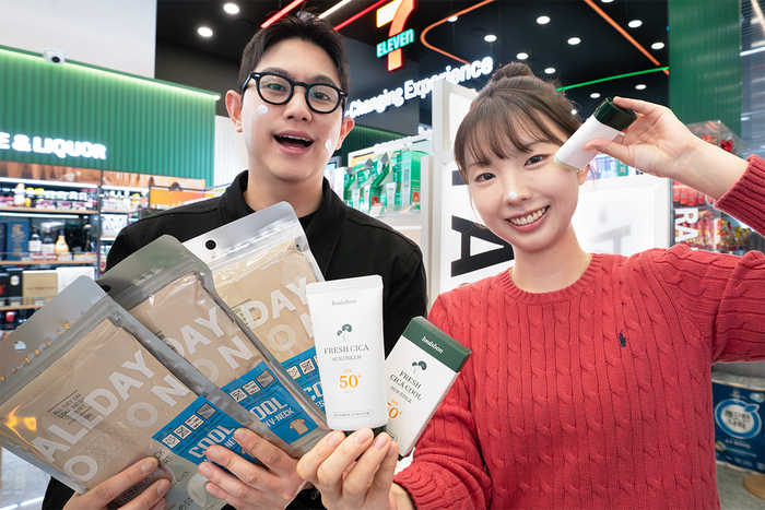 세븐일레븐은 여름철 수요에 맞춰 냉감 이너웨어와 선케어 상품을 출시했다고 2일 밝혔다.
